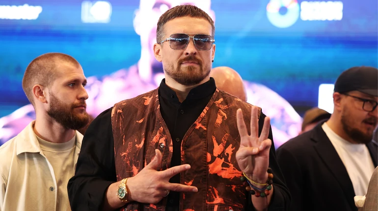 Усик предложил болельщикам выбрать ему следующего соперника