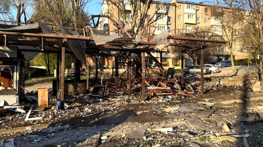 Россияне атаковали Запорожье: произошёл пожар, погибла женщина