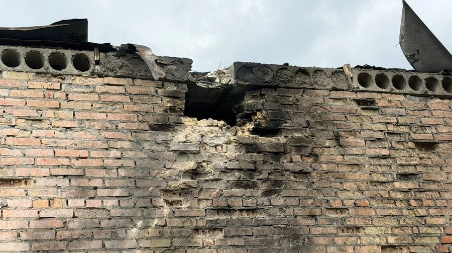 Атака на Київщину: в Броварах уламки БпЛА пошкодили будинки й підприємство