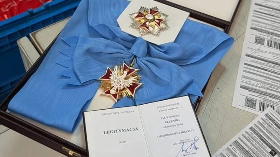 Зеленский отправил Навроцкому по почте орден Белого Орла