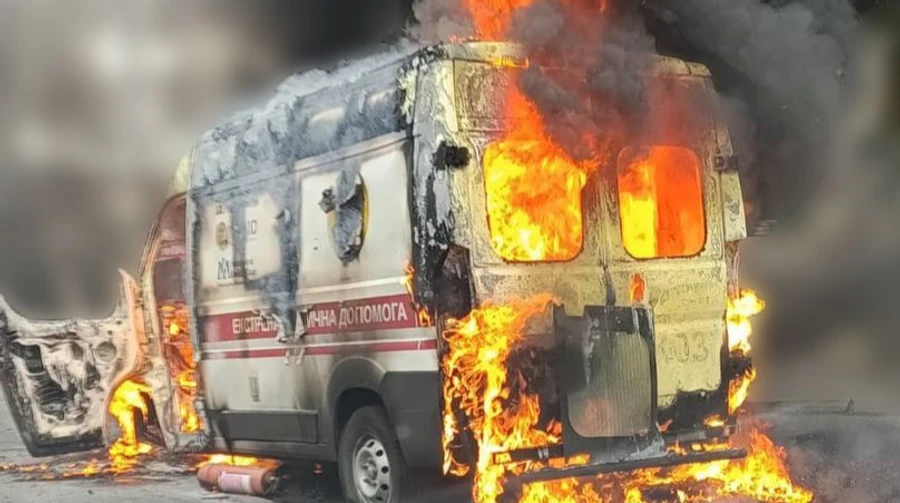 Ворожий дрон атакував швидку в Херсоні: поранено медиків