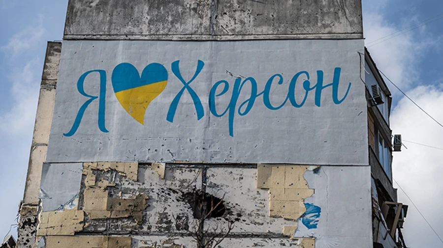 Russians attack Kherson, killing a man