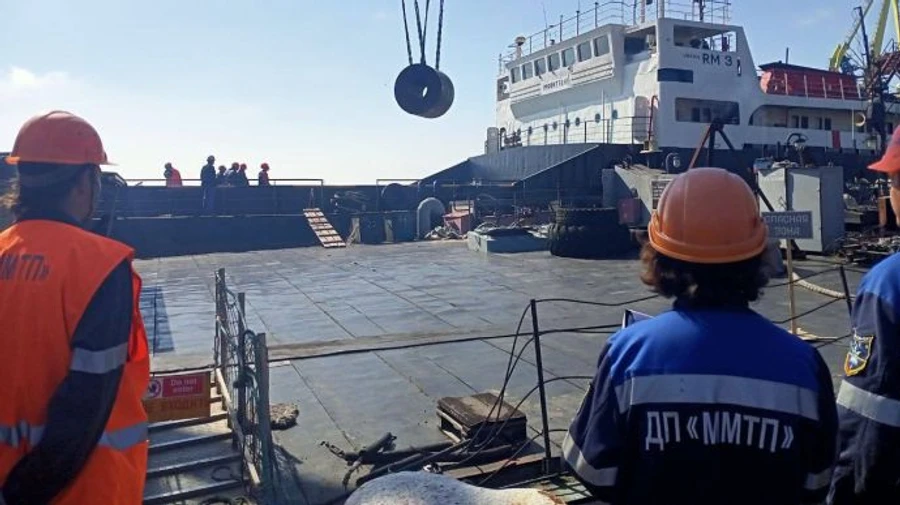 Invaders begin loading rolled metal products in port of Mariupol – mayor's adviser