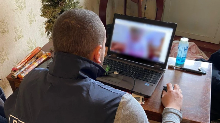 Операція Павутина: силовики викрили 23 торговців дитячим порно