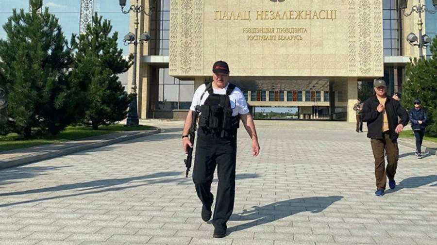 Лукашенко порадив жителям Казахстану стати навколішки перед військовими