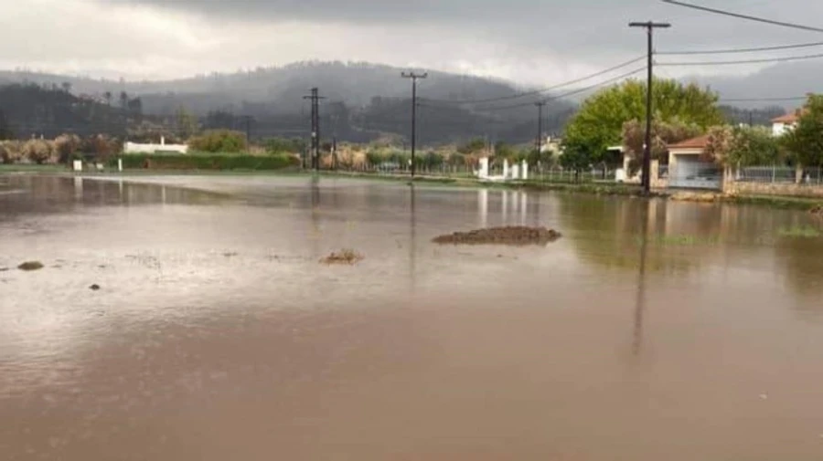 Грецький острів, що влітку був епіцентром лісових пожеж, потерпає від підтоплень 