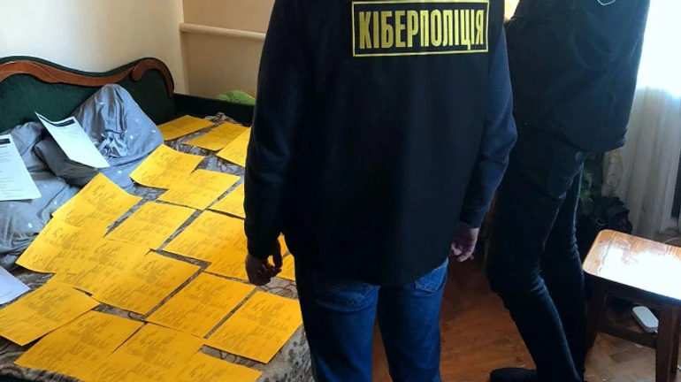 Підробляв COVID-сертифікати на жовтому папері: на Львівщині затримали ділка