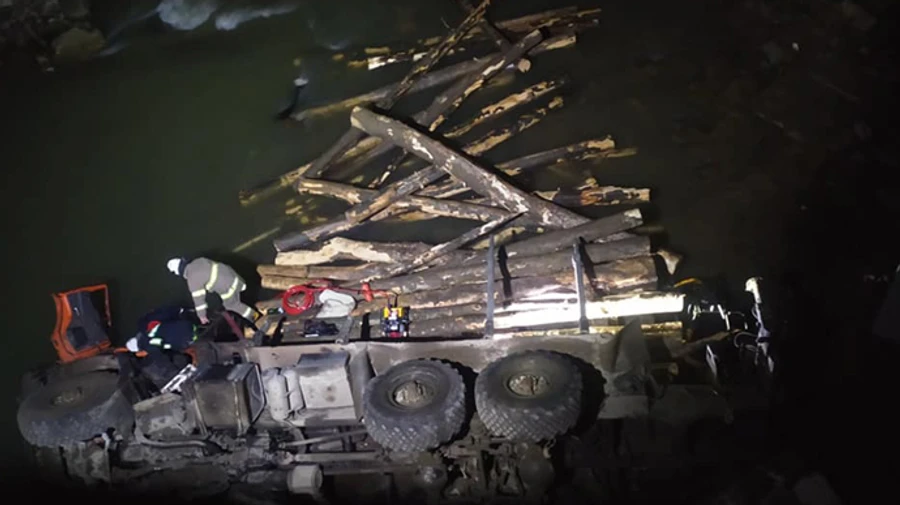 На Франковщине лесовоз упал с моста в реку: есть погибшие