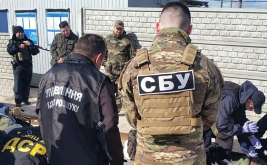 На блокпосту на Луганщині затримали автобус, повний зброї