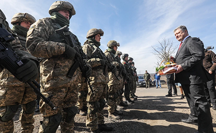 Порошенко: треба тримати порох сухим, але звільняти Донбас інакше