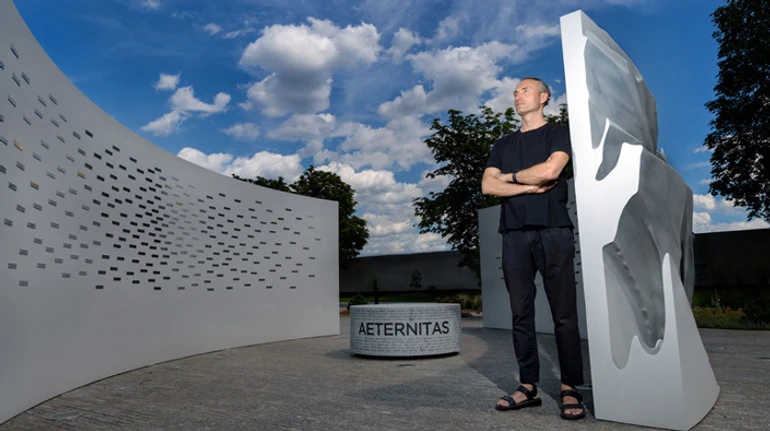 Наша тема на найближчі двадцять років – це війна. Скульптор Назар Білик про Меморіал розвідникам у ГУР та нову мову пам’яті