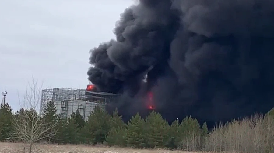 В России продолжают пылать нефтебазы, пораженные дронами: в Энгельсе – 4 день, в Лисках ввели режим ЧП