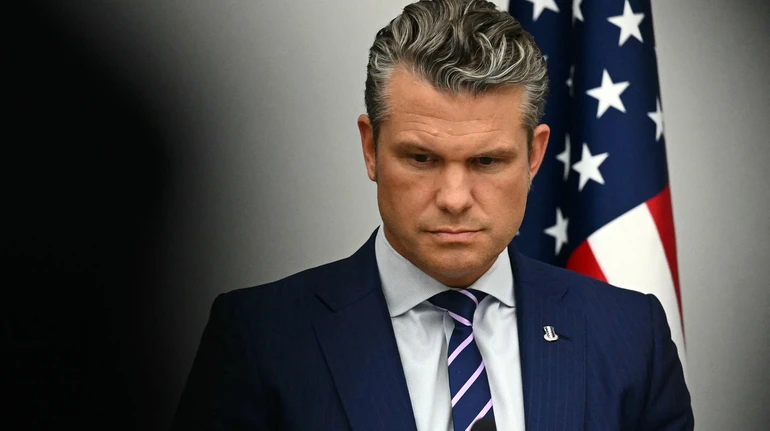 Літак з главою Пентагону екстрено сів у Британії через тріщину в лобовому склі