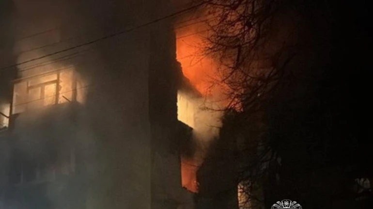 Росіяни вдарили по житловому будинку в Чугуєві: спалахнула пожежа, є постраждалі