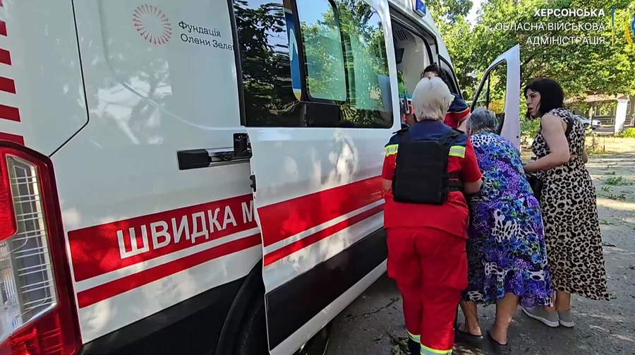 Россияне ударили по многоэтажкам в Херсоне: 3 раненых