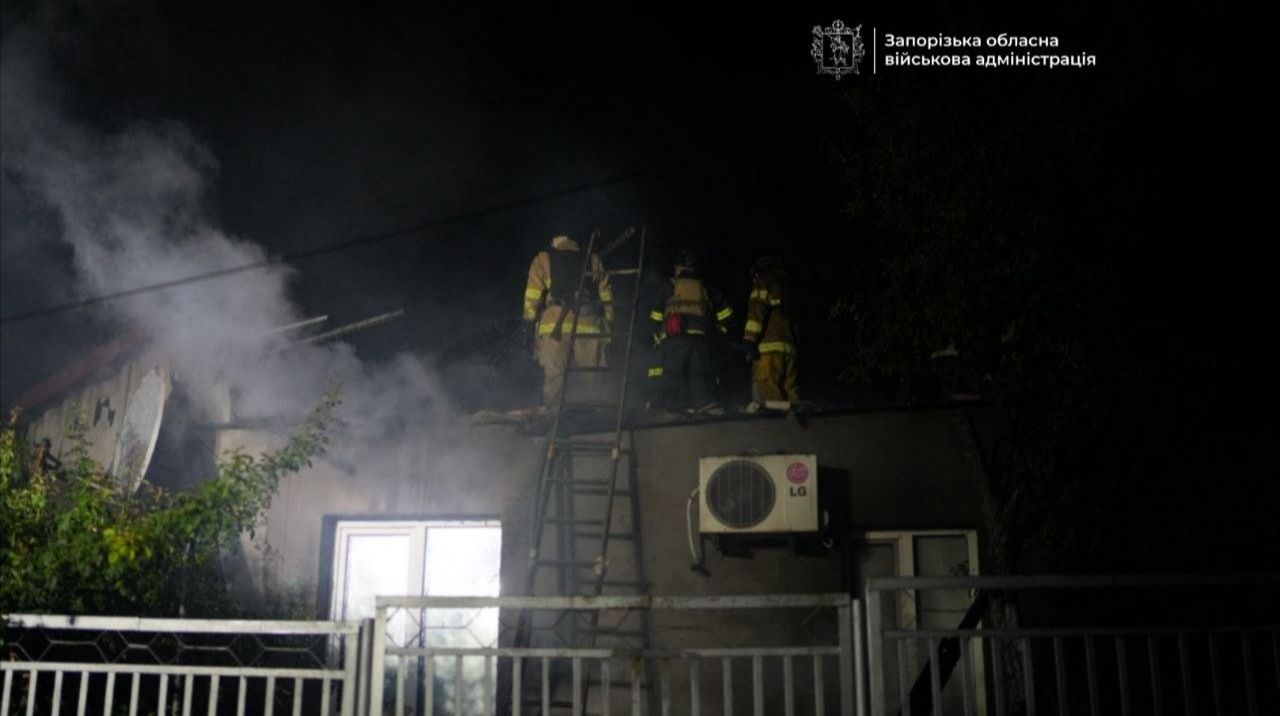 У Запоріжжі внаслідок ворожої атаки пожежа охопила будівлю вишу – ОВА