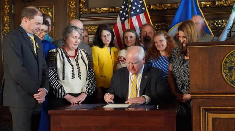 Друг України у команді Гарріс: хто такий Тім Волз, кандидат демократів у віцепрезиденти США