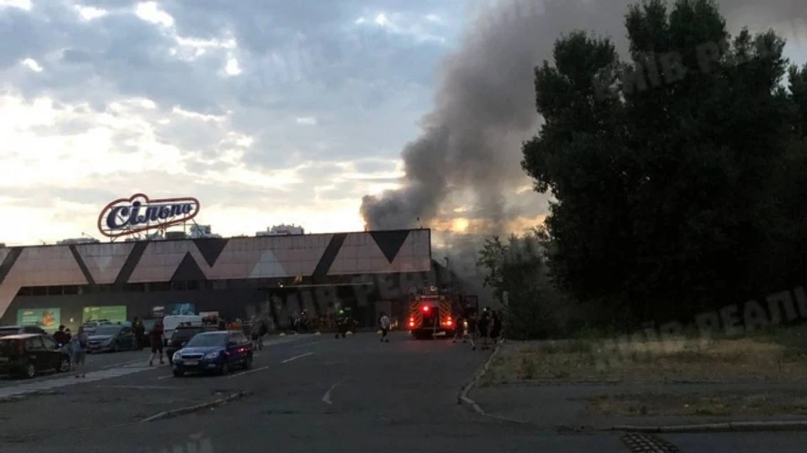 В Киеве горел супермаркет: пожар тушили полсотни спасателей