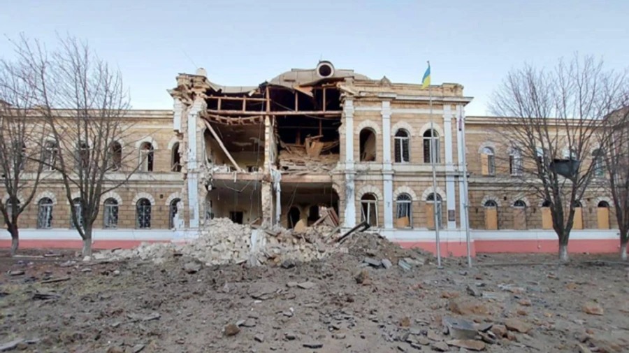 Росіяни вночі випустили три ракети по коледжу в Миколаєві, є загибла