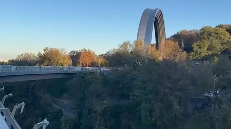Klychko visits pedestrian bridge hit by occupiers: Our bridge will heal its wounds