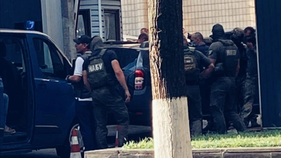 НАБУшники зібралися біля будівлі СБУ