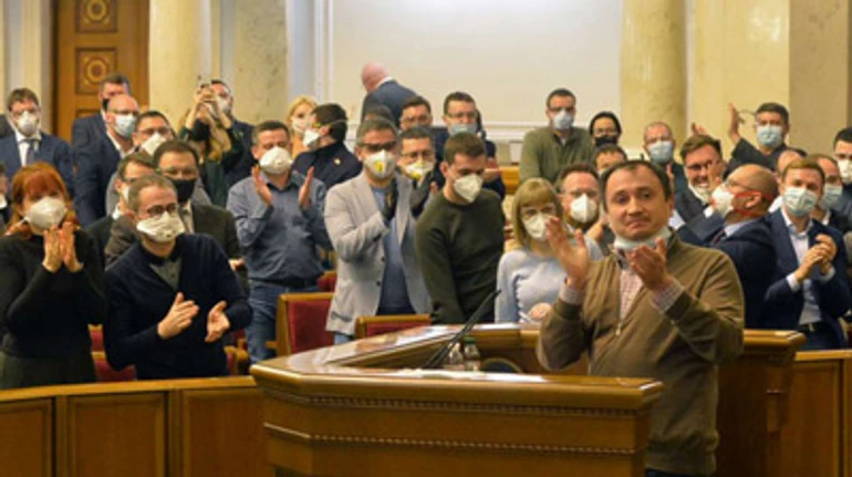 Топ-5 змін у роботі Верховної Ради. Як голосують, здають тести та працюють депутати в епоху COVID-19