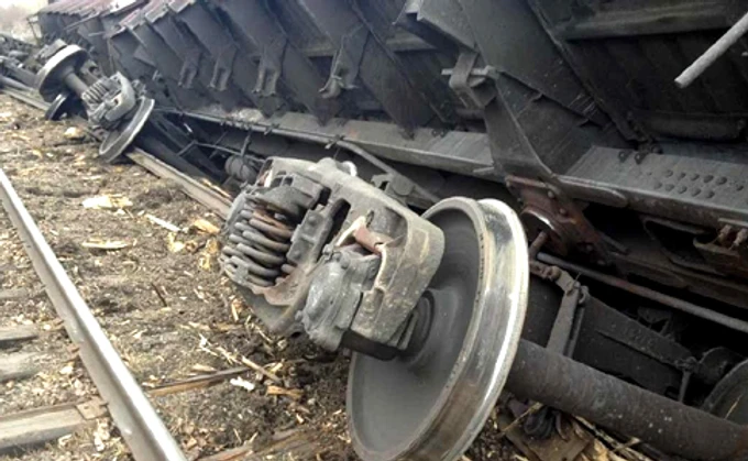 На Тернопільщині пасажирський потяг зійшов з рейок: покрали колії