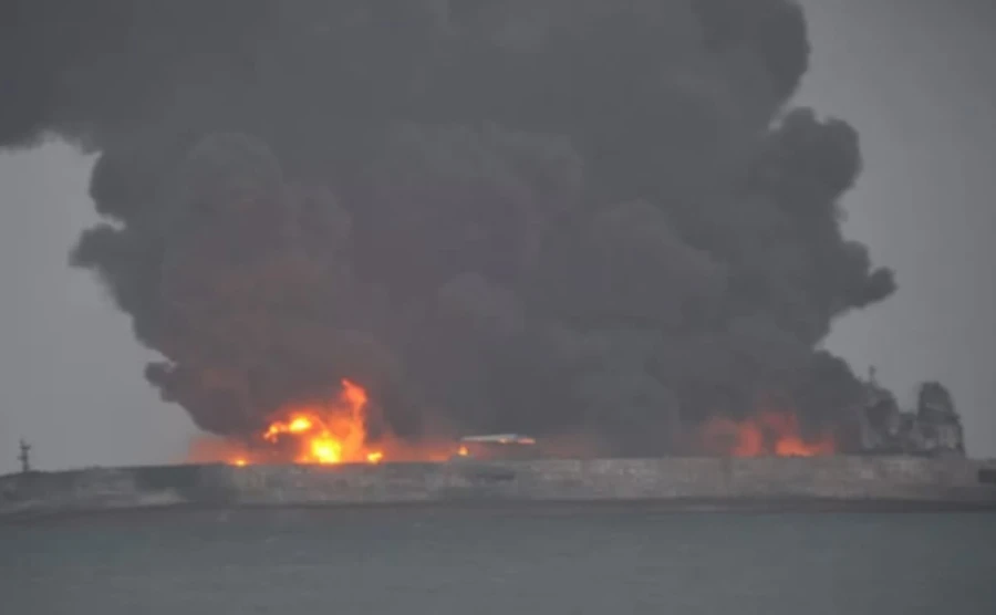 У Китая столкнулись два судна, 32 человека пропали