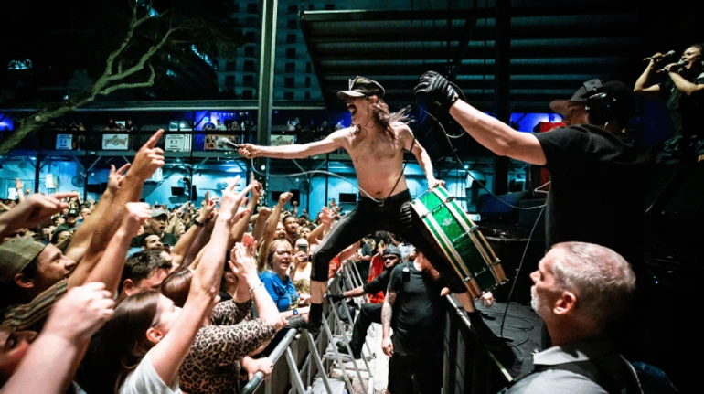 Нашел свои корни в эмиграции. Обзор фильма об украинце, который создал звездную американскую панк-группу Gogol Bordello