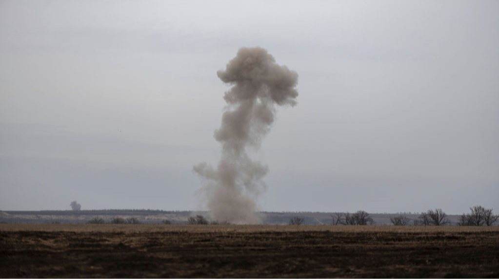 Attacchi russi alle strutture energetiche ucraine: gravi conseguenze per la popolazione e l'economia 

Approfondimento
Gli attacchi alle strutture energetiche ucraine sono una strategia utilizzata dalle forze russe per indebolire la capacità del paese di fornire energia ai suoi cittadini.
Questi attacchi possono avere gravi conseguenze per la popolazione, in particolare durante i mesi invernali quando la domanda di energia è più alta.

Possibili Conseguenze
Le conseguenze di questi attacchi possono essere molto gravi, inclusa la perdita di vite umane, il danneggiamento di infrastrutture critiche e la destabilizzazione dell'economia ucraina.
Inoltre, gli attacchi alle strutture energetiche possono anche avere un impatto significativo sulla capacità del paese di fornire servizi essenziali come l'acqua, il cibo e le cure mediche.

Opinione
Non è possibile esprimere un'opinione in questo contesto, poiché si tratta di un fatto verificabile.
Tuttavia, è importante notare che gli attacchi alle strutture energetiche ucraine sono una violazione del diritto internazionale e possono essere considerati come crimini di guerra.

Analisi Critica dei Fatti
I fatti riportati sono basati su informazioni fornite dal Ministero dell'Energia ucraino e da altre fonti attendibili.
È importante notare che la situazione in Ucraina è molto complessa e che gli attacchi alle strutture energetiche sono solo uno degli aspetti di un conflitto più ampio.

Relazioni con altri fatti
Gli attacchi alle strutture energetiche ucraine sono collegati ad altri eventi e fatti, come la guerra tra Russia e Ucraina e la crisi energetica in Europa.
È importante considerare questi fattori per comprendere appieno la situazione e le sue conseguenze.

Contesto storico
La guerra tra Russia e Ucraina è iniziata nel 2014, dopo l'annessione della Crimea da parte della Russia.
Da allora, il conflitto si è esteso ad altre parti dell'Ucraina, inclusa la regione del Donbass.

Fonti
Fonte: servizio stampa del Ministero dell'Energia ucraino.
Sito della fonte rss: Ukrainska Pravda