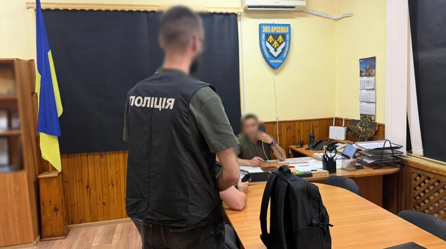 На Київщині затримали депутата та заступника голови ОТГ, які фіктивно працевлаштовували чоловіків