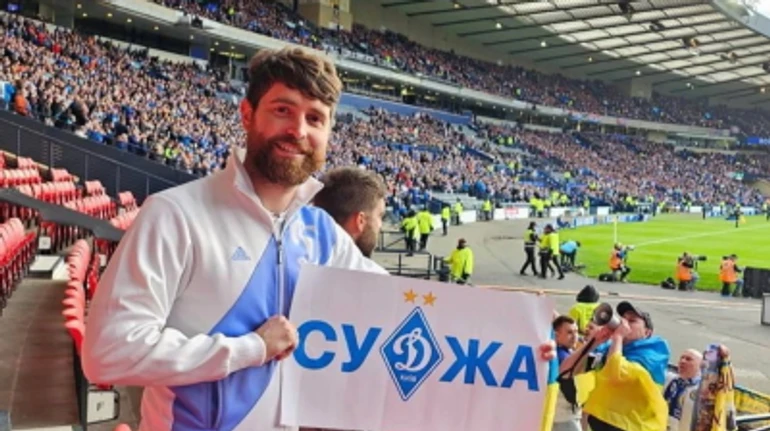 Автор плакату Суджа з матчу Рейнджерс - Динамо: Ми завдячуємо ЗСУ і просимо світ підтримати Україну