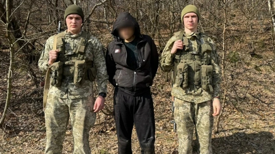 Три дні блукав у горах та ледь не загинув: біля кордону виявили знесиленого чоловіка