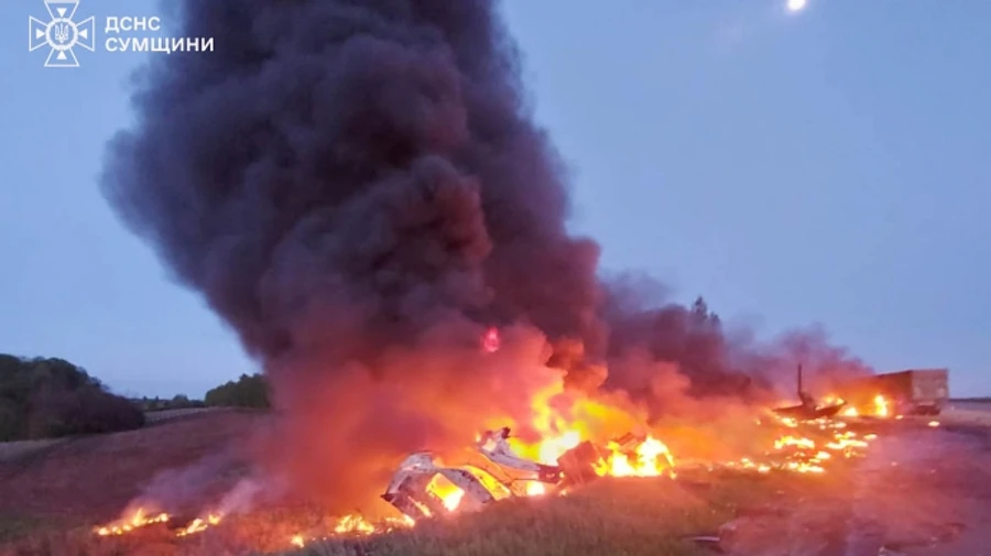 Дві вантажівки зіткнулись на Сумщині: водії згоріли в масштабній пожежі