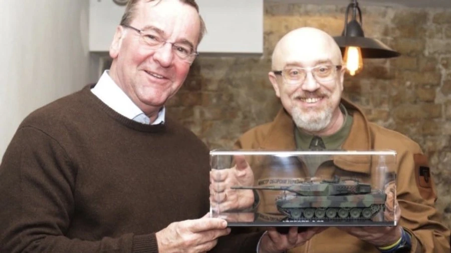 Министр обороны Германии привез в Киев первый Leopard 2, пока игрушечный