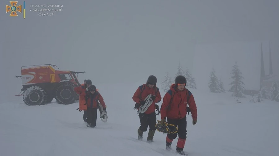 В Карпатах спасатели доставили в населенный пункт туристов, которых накрыла лавина