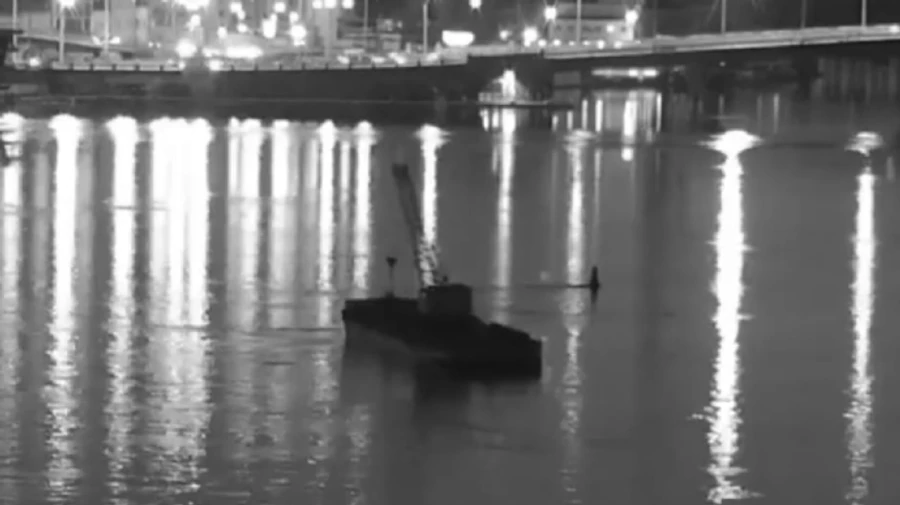 У Києві патрульні на риболовлі вполювали некеровану баржу