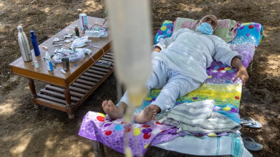 В індійському селі відкрили COVID-лікарню просто неба — крапельниці чіпляють на дерева