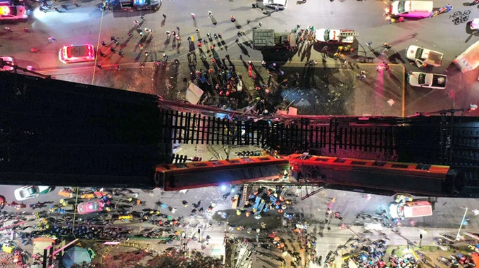 У Мехіко обвалився міст метро разом з поїздом: 23 загиблих