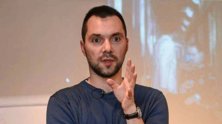 Ребенок, который подорвался на Донбассе, нашел взрывчатку во дворе – Арестович