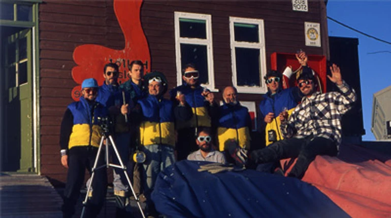 Желто-синим по белому: 25 лет антарктической станции Академик Вернадский в фотографиях и воспоминаниях