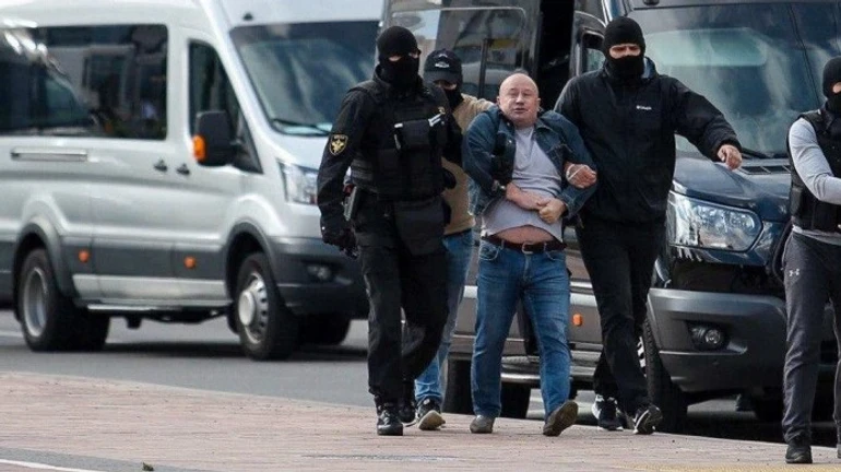 В центре Минска – военная техника, силовики разгоняют и задерживают людей