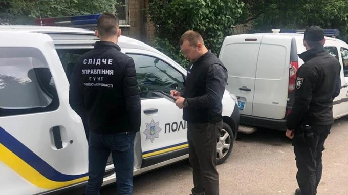 Заступника мера Борисполя викрили на хабарі у 3 квартири, його дружки чинили опір