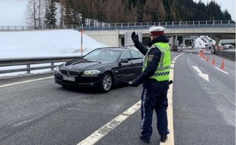 Словения пропустила часть автобусов с украинцами, которые возвращаются из Италии