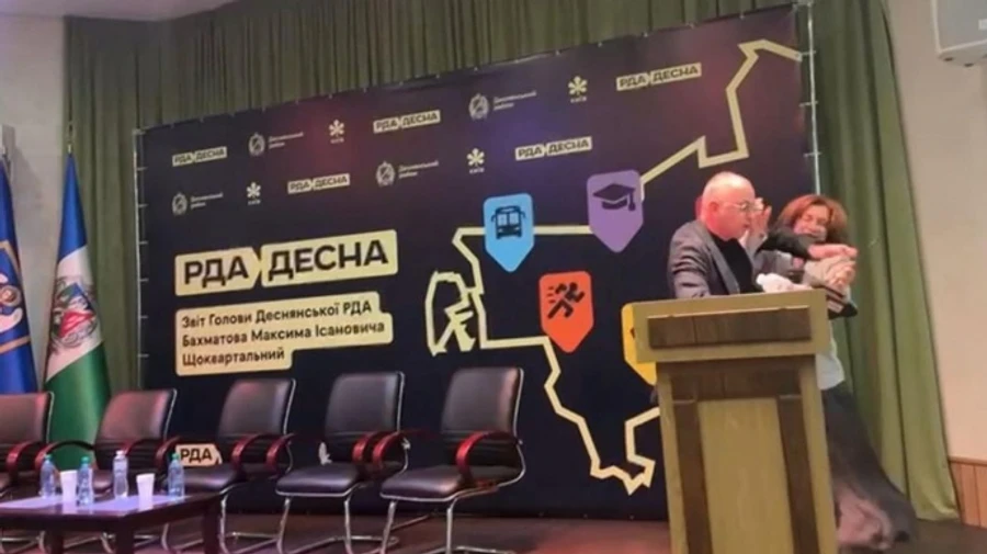 В Деснянском районе Киева произошел спор между главой РГА и заместителем главы КГГА