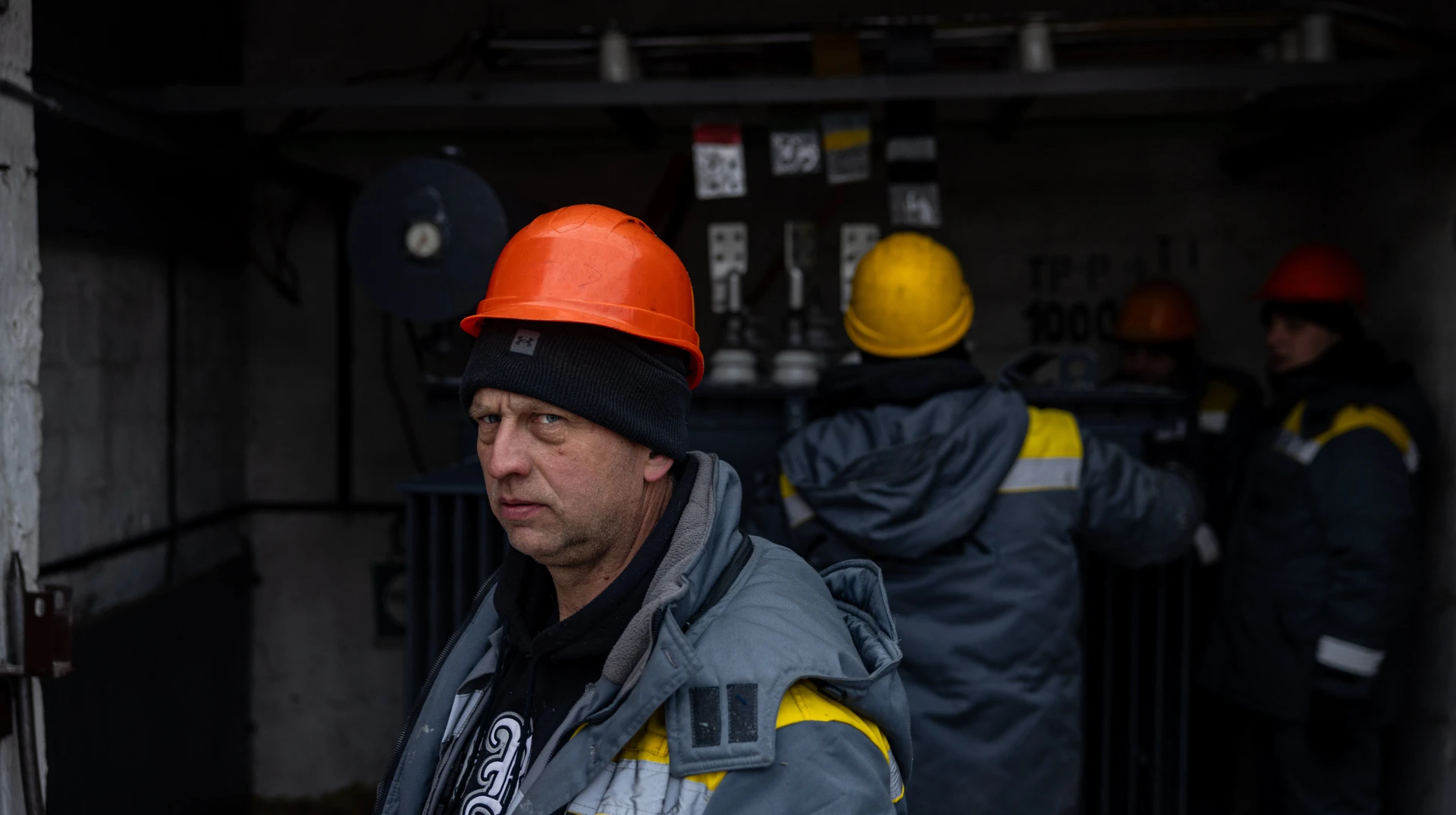 Я світло бачу лише на роботі – у мене вдома його нема. Як у Києві енергетики повертають світло в квартири