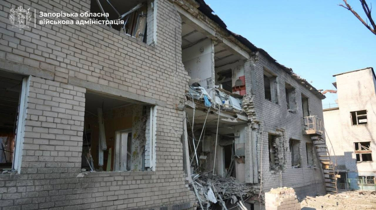 Російські війська знову вдарили по Запоріжжю: пошкоджений дитсадок, є загиблий та постраждалі