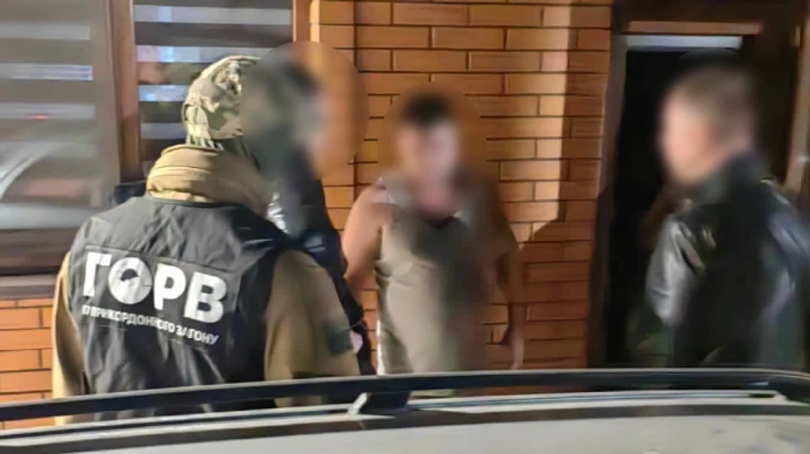 Допоміг незаконно виїхати за кордон 18 чоловікам: на Одещині затримали перевізника