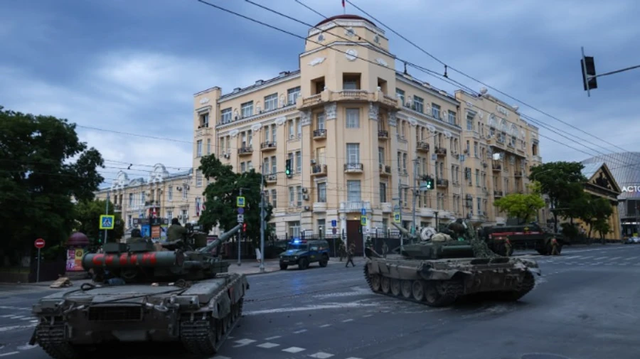 Military HQ surrounded by tanks in Rostov 