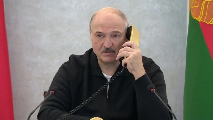 Лукашенко каже, що не користується мобільним – усвідомив його недоліки